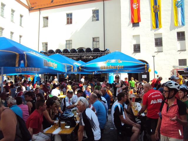 Dillingen; Schlosshof, Sonntag, Nachmittag