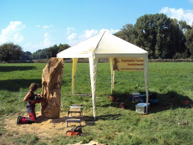 Künstlerin mit der Motorsäge