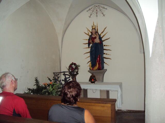 Lauingen; Spitalkirche, unten beim Taufbecken