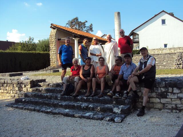 Radlergruppe in Faimingen am Apollo-Granus-Tempel