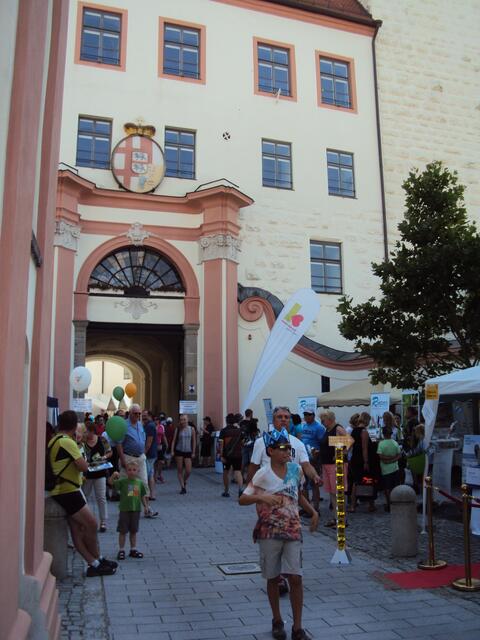Dillingen; Eingang, Schlosshof, Sonntag, Nachmittag