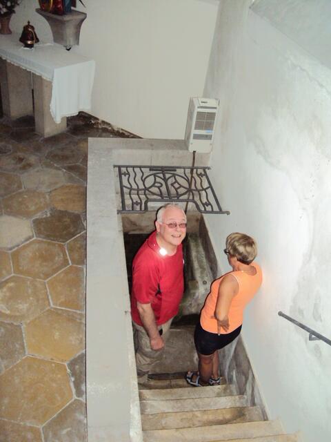 Lauingen; Spitalkirche, unten beim Taufbecken