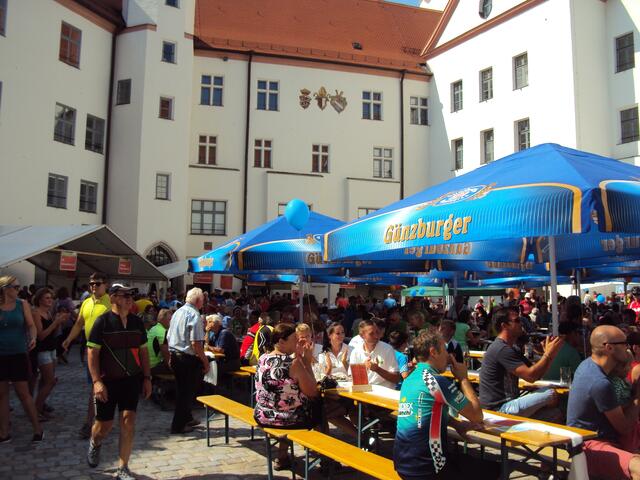 Dillingen; Schlosshof, Sonntag, Nachmittag