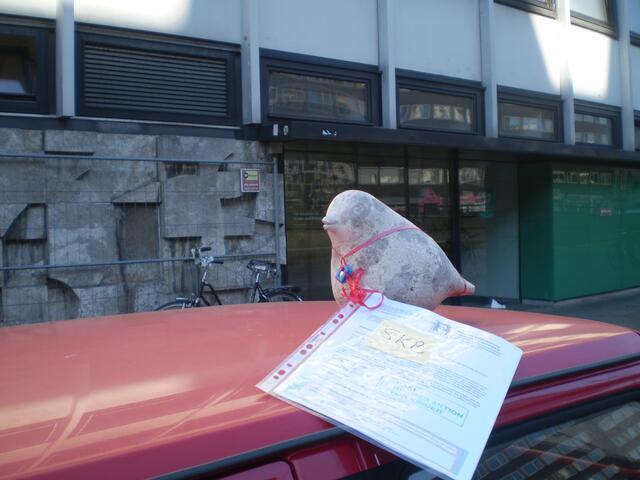 Bremer Schultaube am 15. September 2016 mit der BAKI-Bitte an die FREIE HANSESTADT BREMEN - hier vor dem Dienstgebäude der Senatorin für Kinder und Bildung