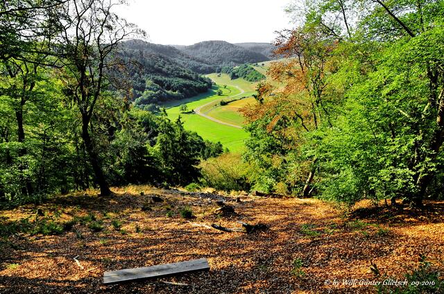 Die Wälder geben hin und wieder den Blick in die Schöne Landschaft frei. Hier blicken wir in Richtung Hüddingen, zu Bad Wildungen gehörend. Ganz hinten vor dem Berg in der Mitte liegt das bezaubernde Dörfchen.
