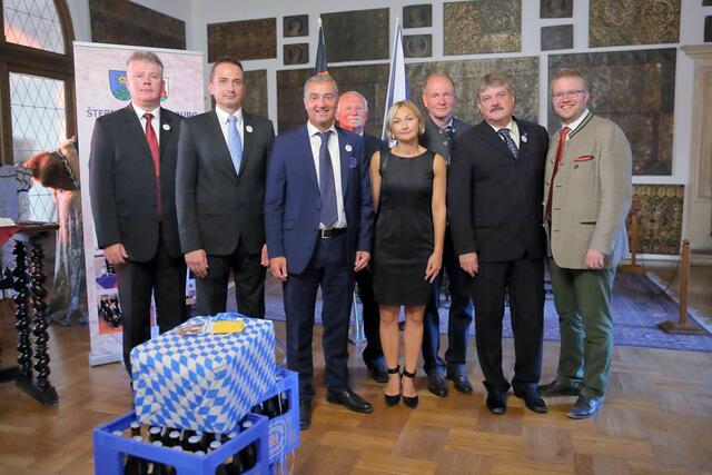 Stellvertretender Bürgermeister Michal Oborný, Bürgermeister Stanislav Orság, OB Gerhard Jauernig, Willi Zlamal, der Vorsitzende des Sternberker Vereins zur Verbesserung der tschechisch-deutschen Beziehungen, stellvertretende Bürgermeisterin Iveta Káňová, Komiteevorsitzender und Stadtrat Manfred Proksch, Jaromir Sédlak, der Vorgänger des jetzigen Bürgermeisters und Kulturreferent Stefan Baisch bei der offiziellen Feierstunde im Sternberker Rathaus. | Foto: Stadt Sternbek