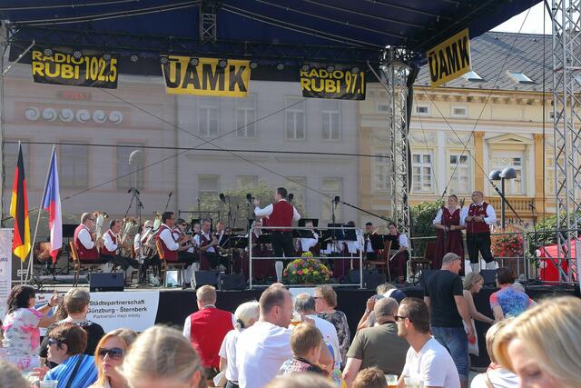 Auftritt des Musikvereins Wasserburg bei den Jubiläumsfeierlichkeiten auf dem Hauptplatz in Sternberk. | Foto: Stadt Sternbek