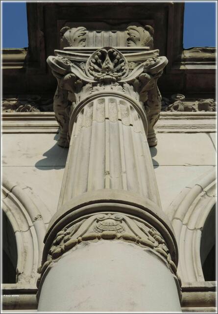 Verzierte Säule an den Arkaden des Neuen Hauses (Foto: Katja Woidtke)