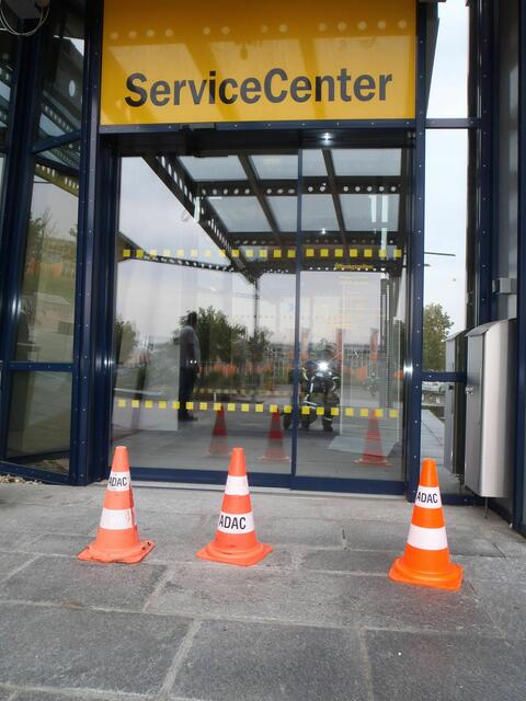 ...Haupteingang gesperrt....