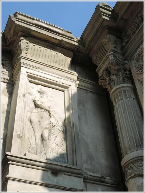 Darstellung des Frühlings (Mädchen mit Füllhorn) an den Arkaden des Neuen Hauses (Foto: Katja Woidtke)