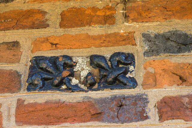 Zwei Lilien in der Außenwand