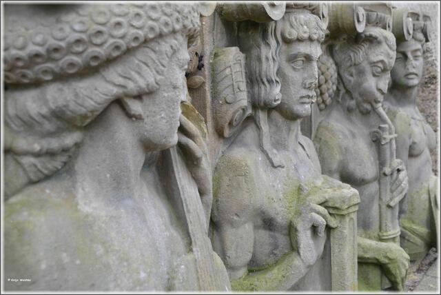 Musiker aus Sandstein am Rande des Innenhofes der Musikhochschule (Foto: Katja Woidtke)