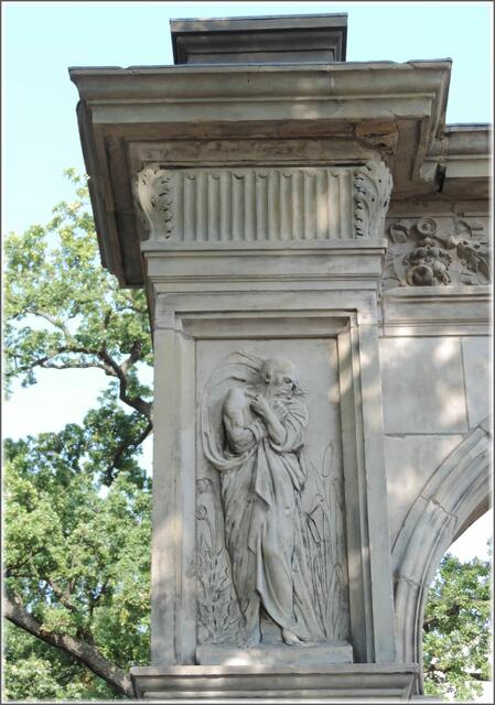 Darstellung des Winters in Form eines alten Mannes an den Arkaden des Neuen Hauses (Foto: Katja Woidtke)