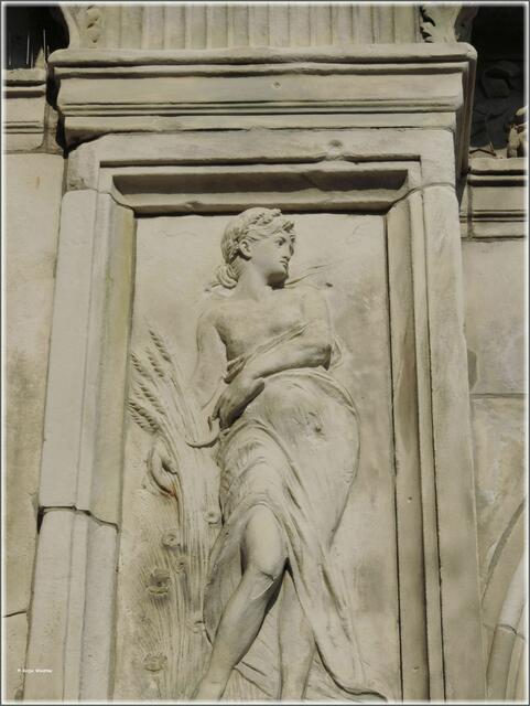 Darstellung des Sommers mit Ähren an den Arkaden des Neuen Hauses (Foto: Katja Woidtke)