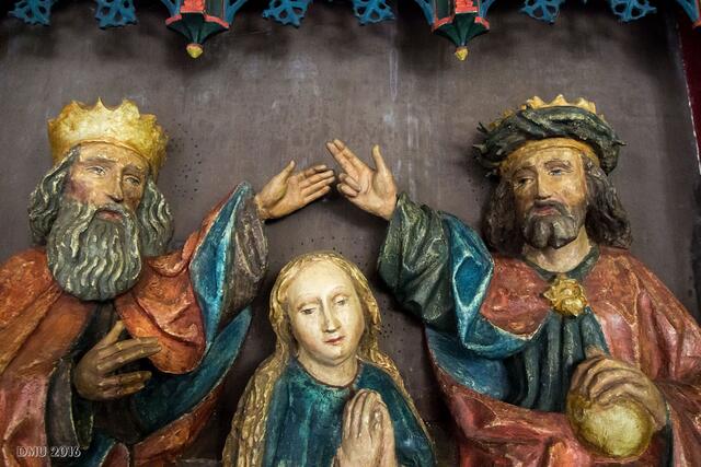Detail des Altarbildes. Die Darstellung wird allgemein als Marienkrönung angesehen.