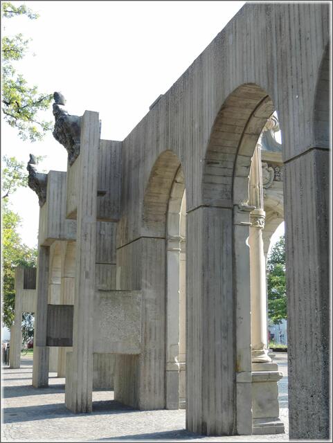 Von hinten werden die alten Arkaden des Neuen Hauses durch Beton gestützt (Foto: Katja Woidtke)
