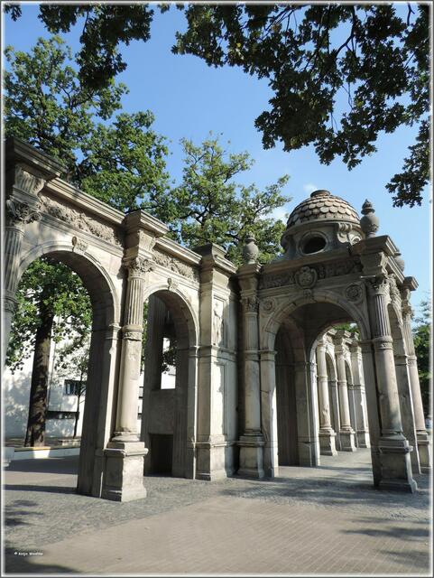 Dort, wo heute die Arkaden des Neuen Hauses stehen, bildete einst das Provinzial-Kriegerdenkmal den Abschluss der Sichtachse zum Hoftheater (Foto: Katja Woidtke)
