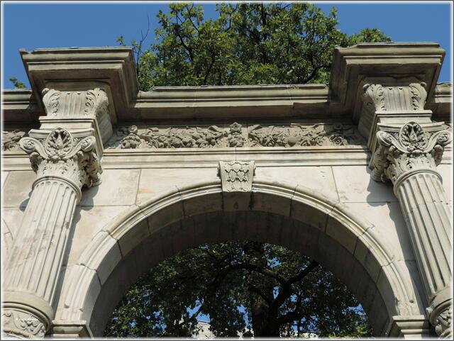 Reich verziert - Arkaden des Neuen Hauses am Emmichplatz (Foto: Katja Woidtke)