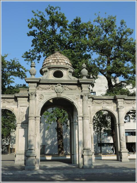 Hinter den Arkaden des Neuen Hauses werden seit den 1970er Jahren Studenten an der modern gestalteten Musikhochschule unterrichtet (Foto: Katja Woidtke)