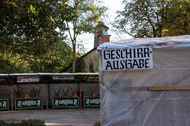 Große Ereignisse werfen ihren Schatten am Lindenbrink, dem zentralen Platz von Otze, voraus: Die Otzer Woche vom 18.-25. September 2016, und der Otzer Kartoffelmarkt am 25. September. Die "Rentnerband" hat schon mal alles aufgebaut.