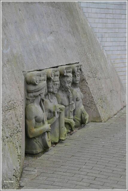 Sandsteinschmuck aus alter Zeit trifft auf moderne Architektur der Musikhochschule Hannover (Foto: Katja Woidtke)