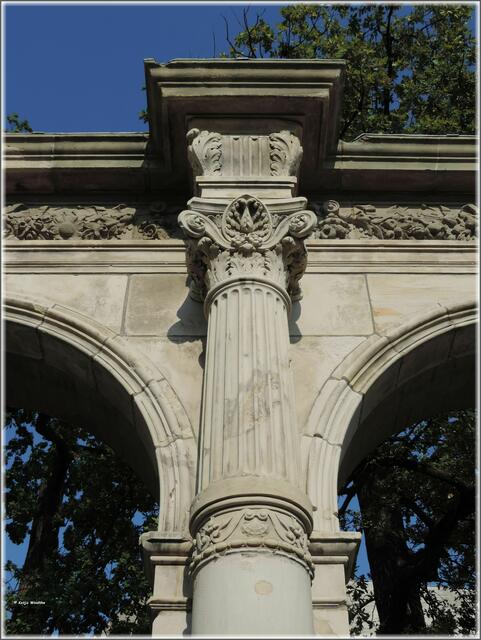 Säule an den Arkaden des Neuen Hauses am Emmichplatz (Foto: Katja Woidtke)