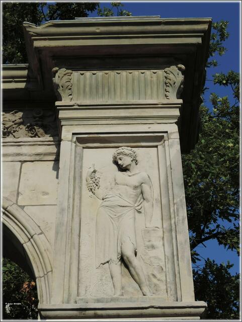 Darstellung des Herbstes mit Trauben an den Arkaden des Neuen Hauses (Foto: Katja Woidtke)