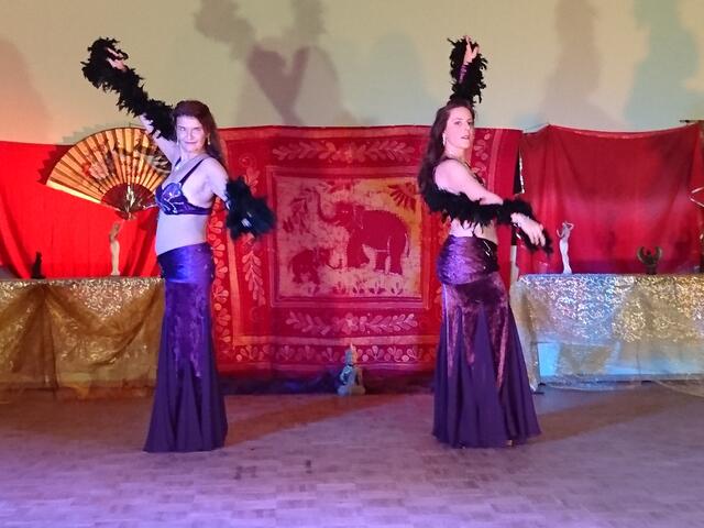 Salwa und Serenity tanzen eine Oriental Burlesque mit einer Federboa.