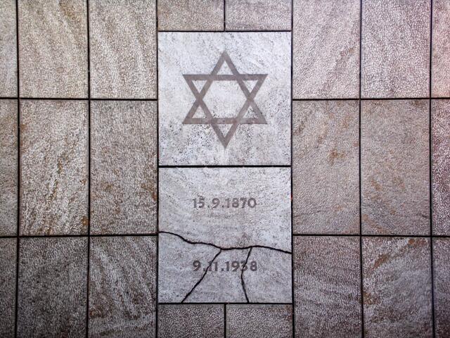An der Straße Rote Reihe, dem damaligen Standort, erinnert dieses Denkmal daran.