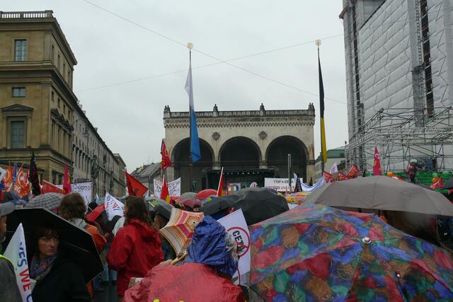 ...viele Menschen unter bunten Schirmen prägten das Bild auf dem Münchner Odeonsplatz