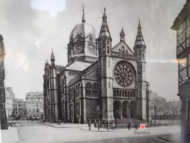 Nachdem im Jahr 1591 die Juden aus der Altstadt vertrieben worden waren, gründeten sie in der Calenberger Neustadt eine neue Gemeinde. 1870 wurde dort die "Neue Synagoge" eingeweiht. Am roten Punkt entstanden die beiden nachfolgenden Bilder.
