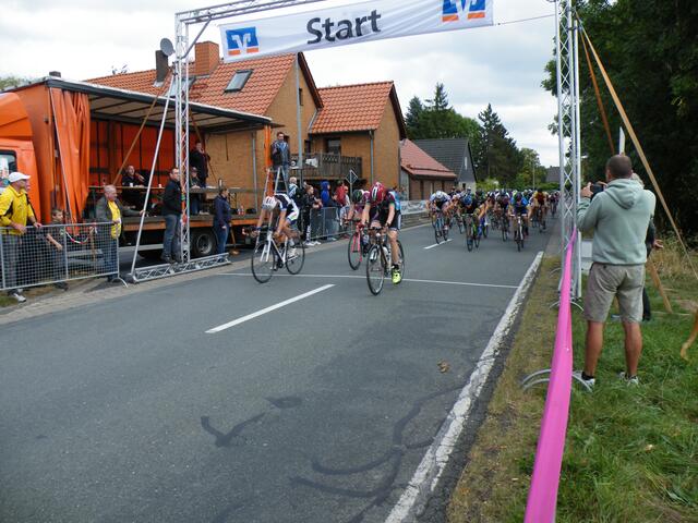48. Das Rennfeld erreicht das Ziel nach 77,4 km.