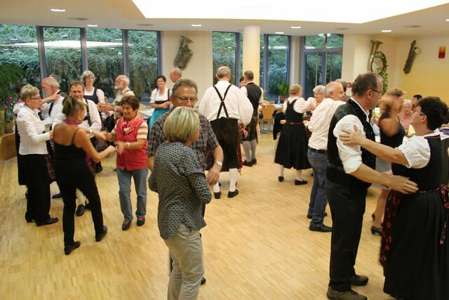 Die Tanzfläche war voll. Zahlreiche Tanzbegeisterte folgten der Einladung der Stadtkapelle Wertingen zum Tanznachmittag bei Kaffee und Kuchen.