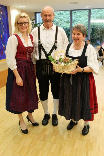 Heike Mayr-Hof (links) bedankt sich mit einem kleinen Präsent bei Tanzmeisterin Brigitte Veh (rechts) und deren Mann Anton. Beide sorgten für die richtige Anleitung bei den Tänzen.