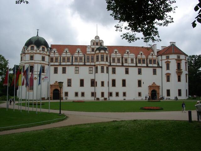 In Celle, hier das Schloss, kann man auf der Hauptroute 9 nach Hannover oder entlang der Aller nach Schwarmstedt radeln