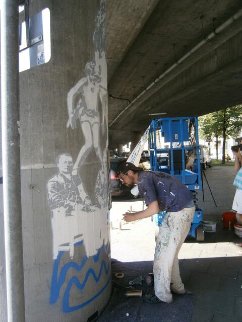 Street Art Künstler Lapiz voll konzentriert bei der Arbeit