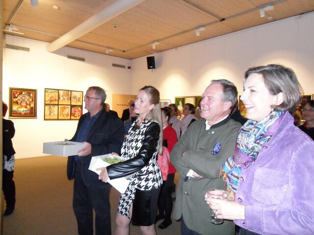 Magical Dreams III – Kunstereignis und Meisterwerke der Malerei begeistern die Besucher-v.l.Miroslaw Bator,Kasia Bator (Galeria Szczyrk),Dr.Wolfgang Heubisch(Bayr.Staatsminister Wissenschaft, Forschung,Kunst), Kristina Heubisch