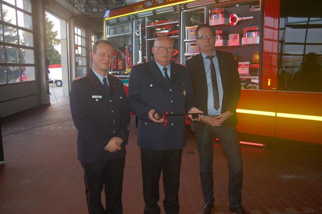 ...Stadtbrandmeister S.Osterwald, Ortsbrandmeister K. Wichmann und Bgm. J.Köhne...