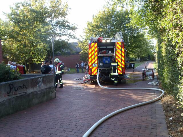 ...Wasserversorgung vom Hydranten zum LF 20.