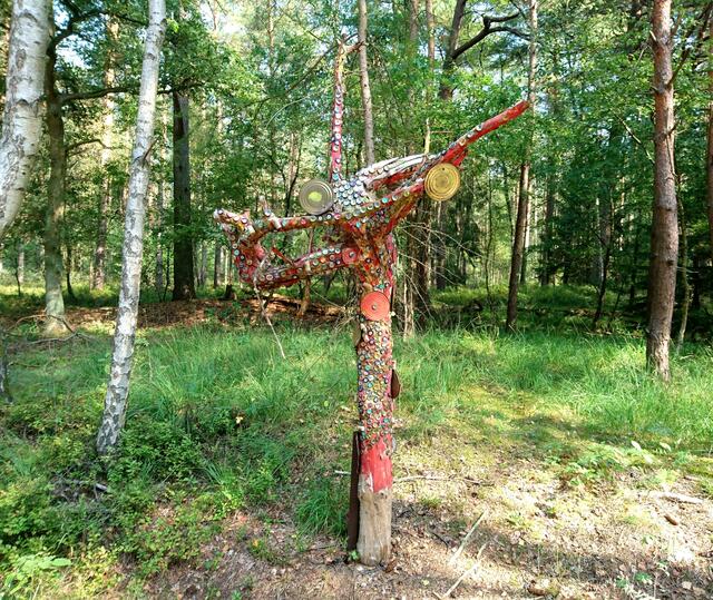 Bunte Kunstwerke finden sich am Wegesrand.