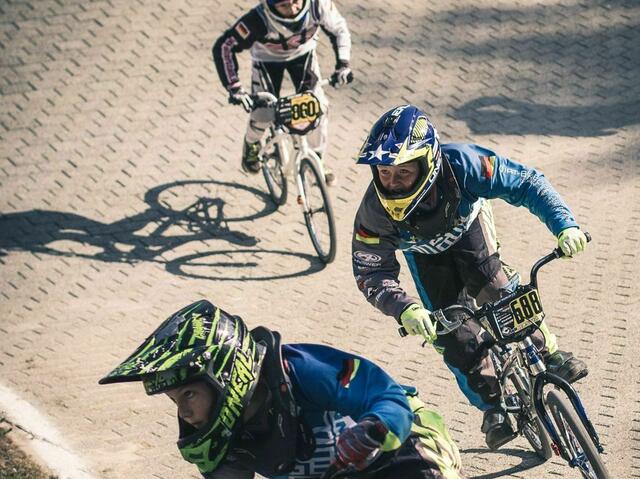 Niklas im Vordergrund, Bastian #668