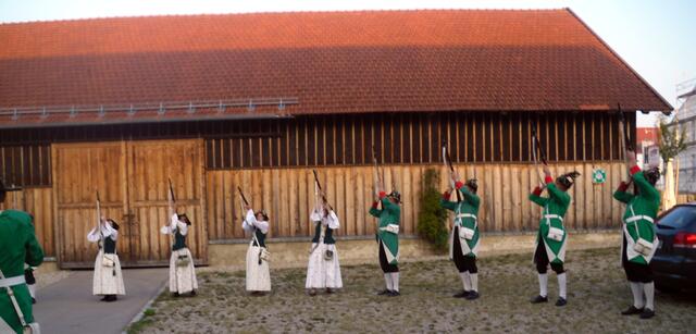die Wulfertshauser Vorderladerschützen warten auf ihr Kommando