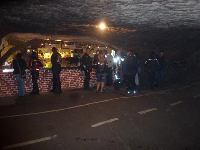 Das Besondere daran ist, dass man mit seinem Bike direkt in die Höhle an den Tresen fahren kann