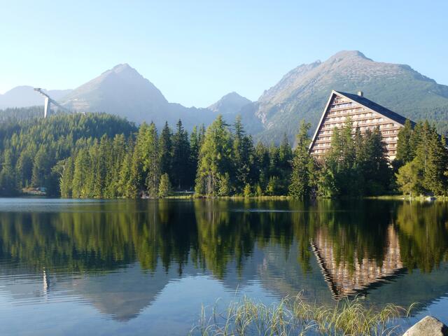 Ein weiterer altehrwürdiger Kurort ist Štrbské Pleso, am gleichnamigen See gelegen.