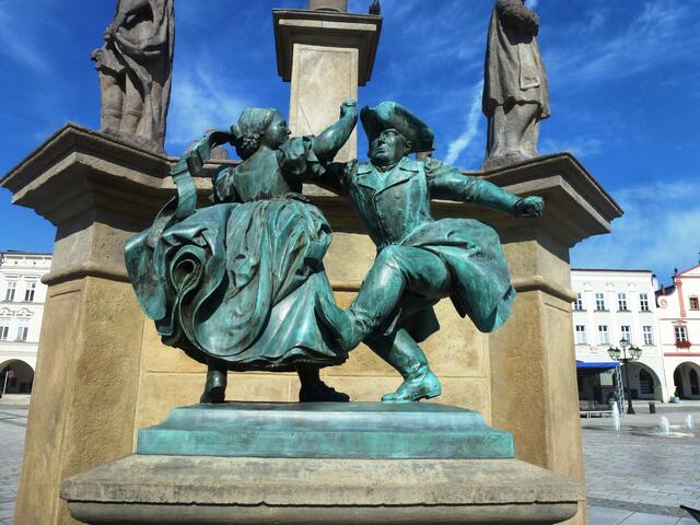 Tanzendes Bauernpaar, das Wahrzeichen des "Kuhländchens" am Marktplatz von Neutitschein.