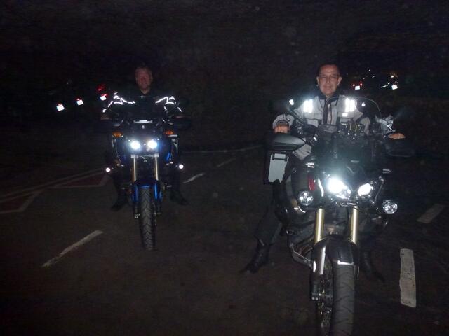 Das Besondere daran ist, dass man mit seinem Bike direkt in die Höhle an den Tresen fahren kann