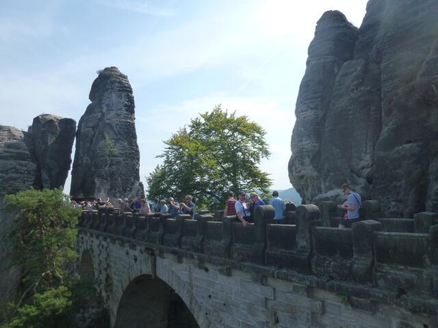 Von der Bastei fällt das schmale Felsriff über 194 m steil zur Elbe ab. Sie bietet eine weite Aussicht ins Elbtal und über das Elbsandsteingebirge.