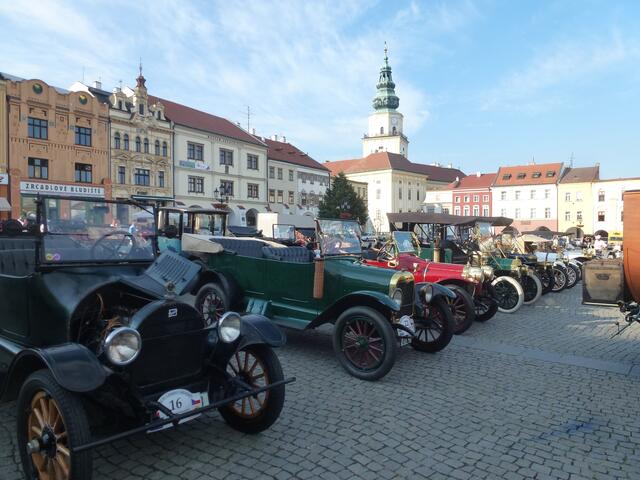 Kremsier, dessen Stadtzentrum unter Denkmalschutz steht, wurde 1977 zur schönsten historischen Stadt Tschechiens gewählt. Auf dem Marktplatz, an dem auch das Hotel der Motorradfreunde lag, fand gerade ein Oldtimertreffen des Veterán klub Kroměříž z.s..