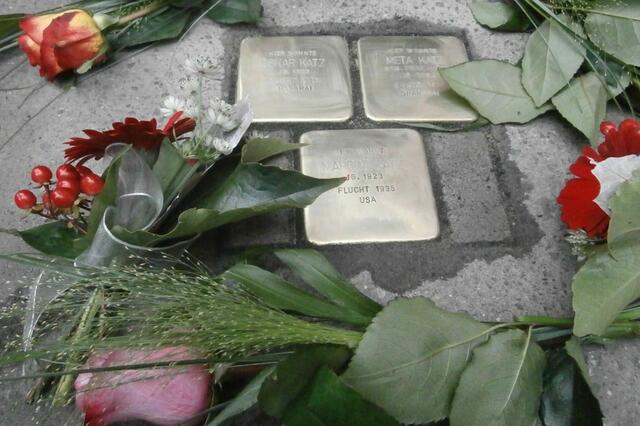 Laportestraße 24 A: Stolpersteine  für die Familie Oskar Katz.