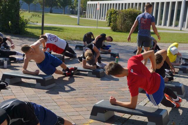 kräfteraubendes Athletiktraining beim Trainingscamp